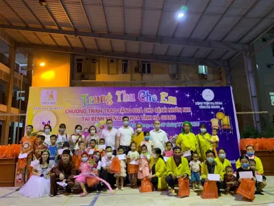 Gia đình Tổng kim cương Phạm Đức Tiến mang Trung thu ấm áp đến với các bệnh nhân nhi khó khăn tại Hà Giang